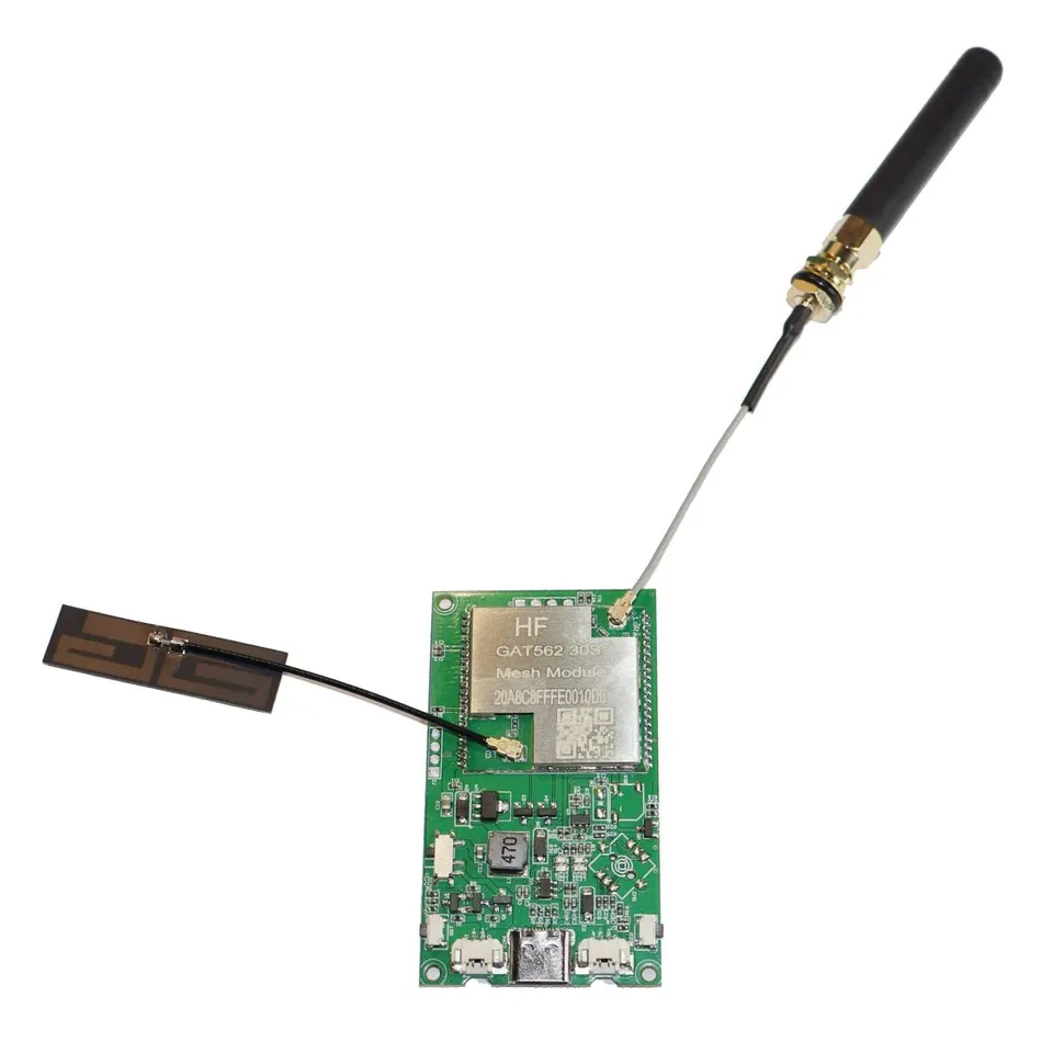 Płytka GAT562 30S z podłączonymi antenami LoRa i Bluetooth.