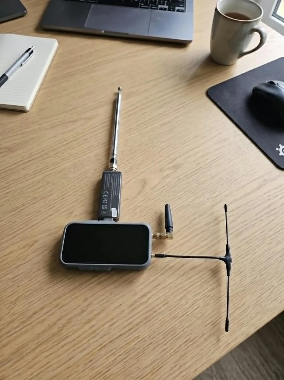 P4 z odbiornikiem SDR i antenami na drewnianym biurku