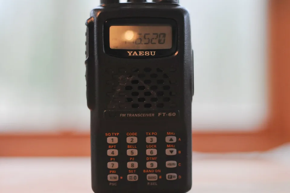 Zbliżenie wyświetlacza i klawiatury radiotelefonu Yaesu FT-60.