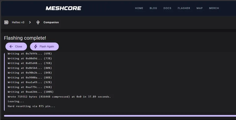 Flasher MeshCore po wgraniu: komunikat Flashing complete! i log kończący się zapisem 719312 bajtów od adresu 0x0