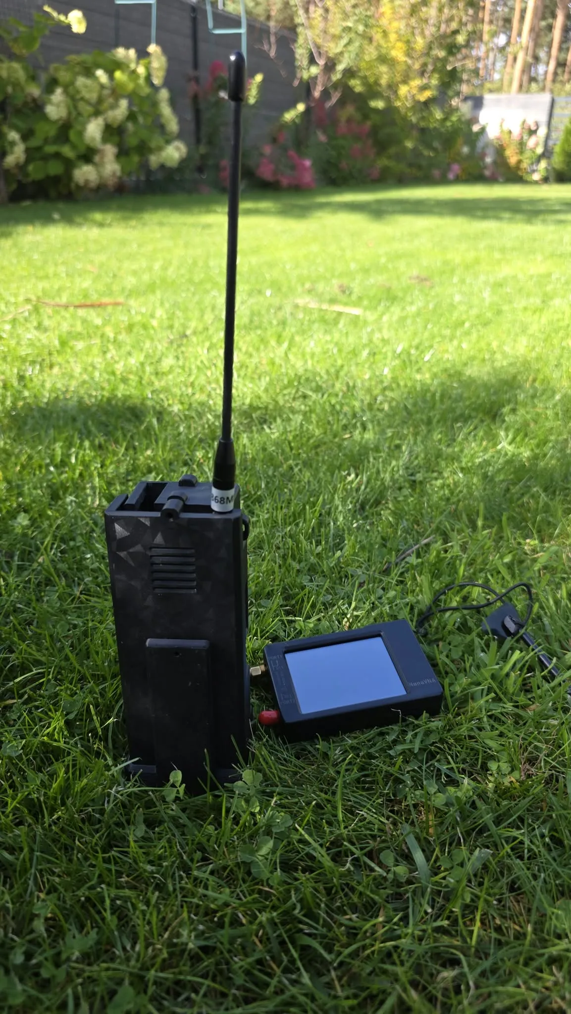 Stanowisko w ogrodzie: antena na pustej plastikowej obudowie do companiona. Zdjęcie z próby Gizonta, bez zmiany otoczenia.
